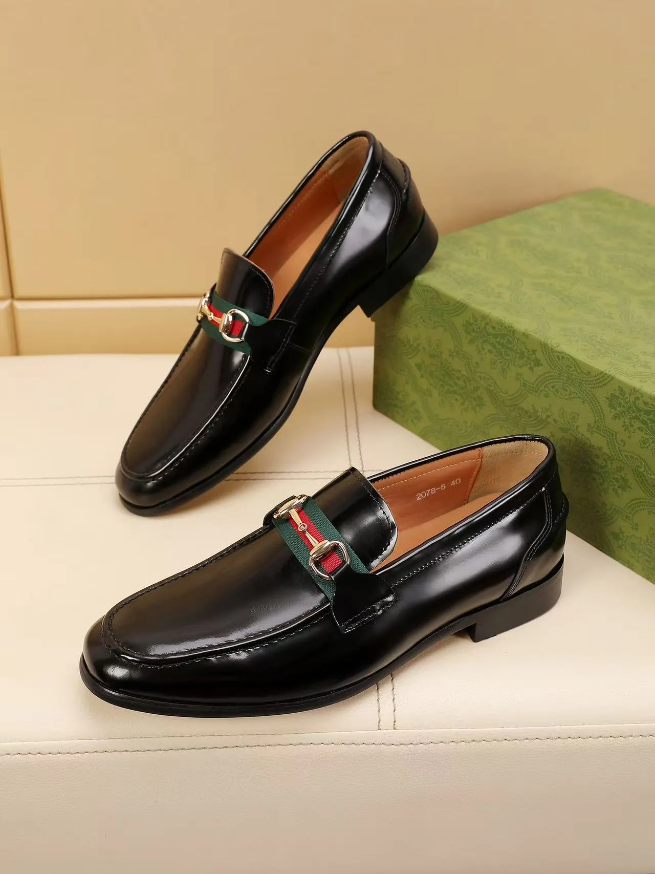 Men's men's shoes 💰440 🆘【GUCCI】Gucci ·🐂里· Hot-selling beanie shoes, top brand luxury, top quality, latest fashion beanie shoes.. The upper is made of original high mercerized smooth cow suede. (Full top-layer water-dyed 🐂 leather and lining). The original stylish and stylish soft rubber wear-resistant and non-slip outsole is light and comfortable on the foot, available in 2 colors! Matching code: 39-45 (38.46. Customized)